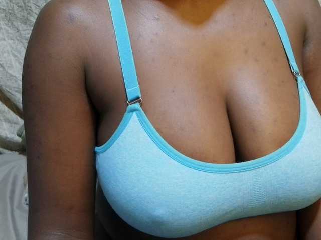 pretty-lioness live cam on BongaCams