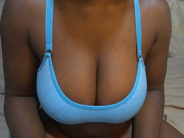 pretty-lioness live cam on BongaCams