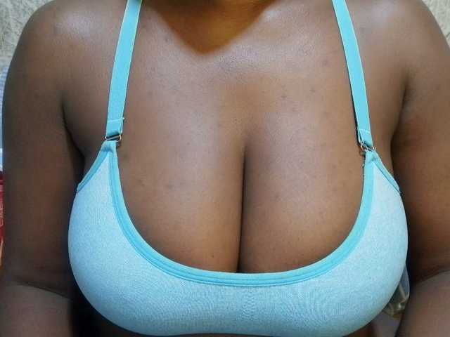pretty-lioness live cam on BongaCams
