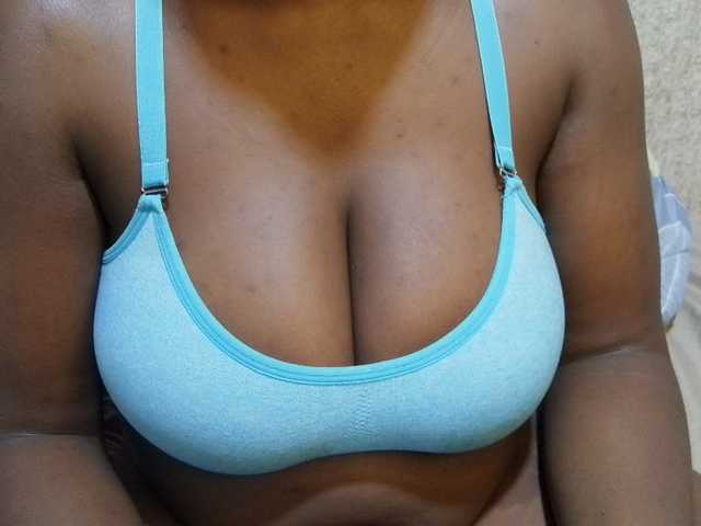 pretty-lioness live cam on BongaCams