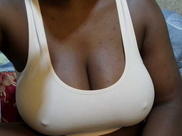 pretty-lioness live cam on BongaCams