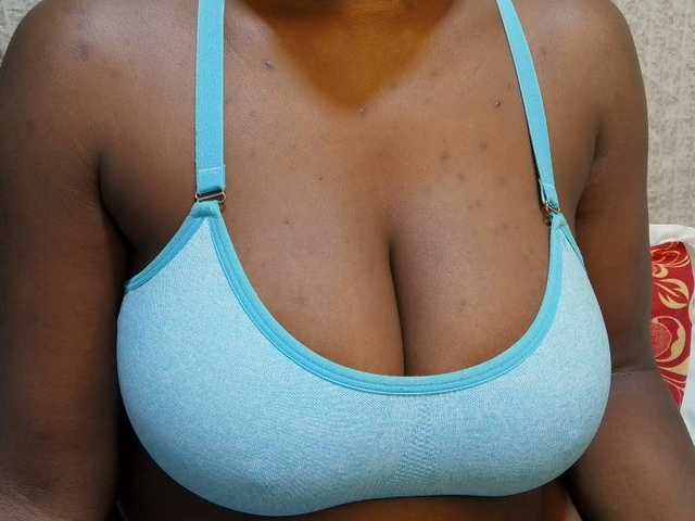 pretty-lioness live cam on BongaCams