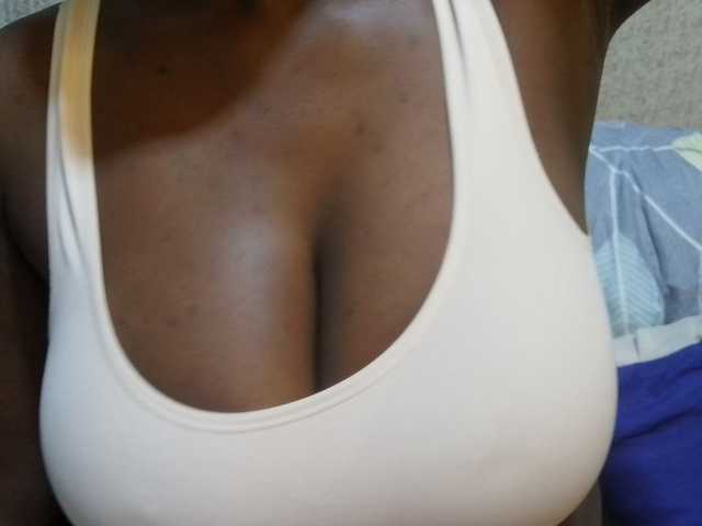 pretty-lioness live cam on BongaCams