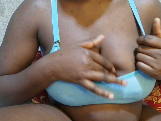 pretty-lioness live cam on BongaCams