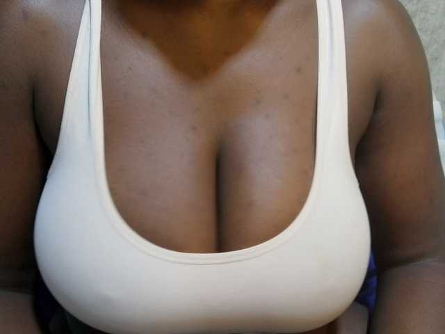 pretty-lioness live cam on BongaCams