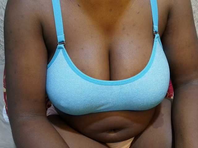 pretty-lioness live cam on BongaCams