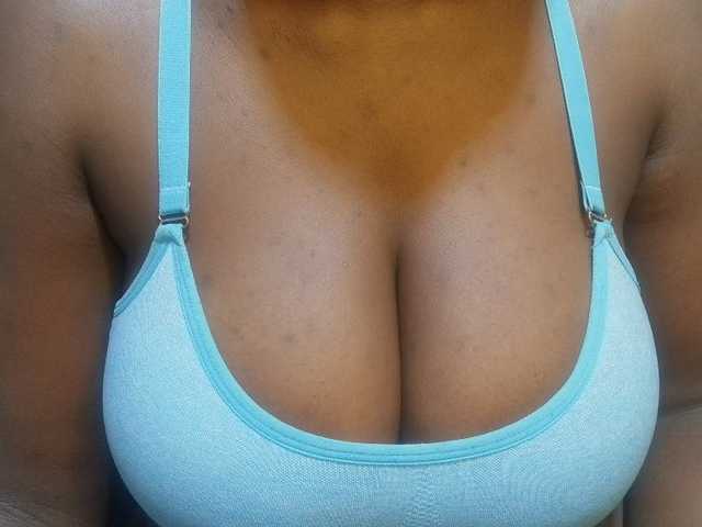 pretty-lioness live cam on BongaCams