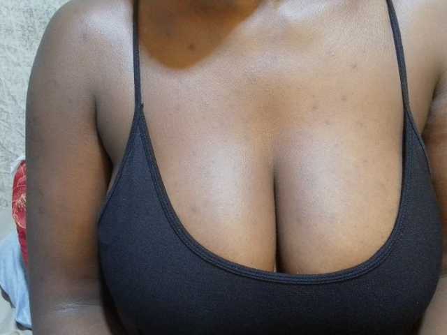 pretty-lioness live cam on BongaCams