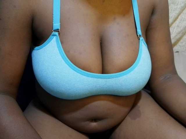 pretty-lioness webcam bongacams model stream image