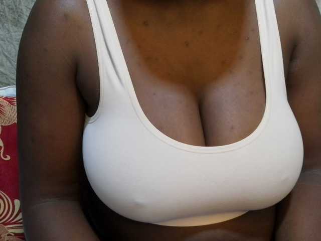 pretty-lioness live cam on BongaCams