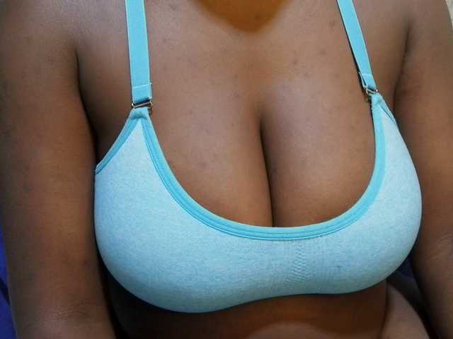 pretty-lioness live cam on BongaCams