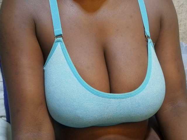 pretty-lioness live cam on BongaCams