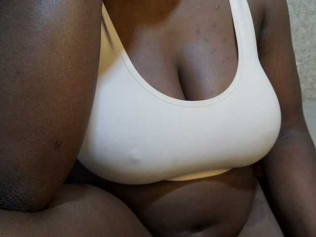 pretty-lioness live cam on BongaCams