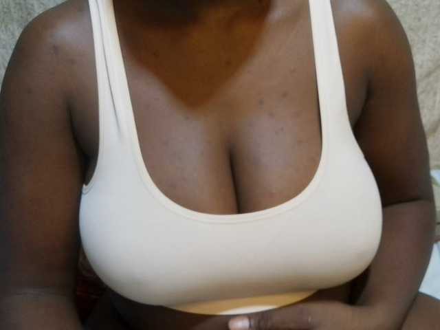 pretty-lioness live cam on BongaCams