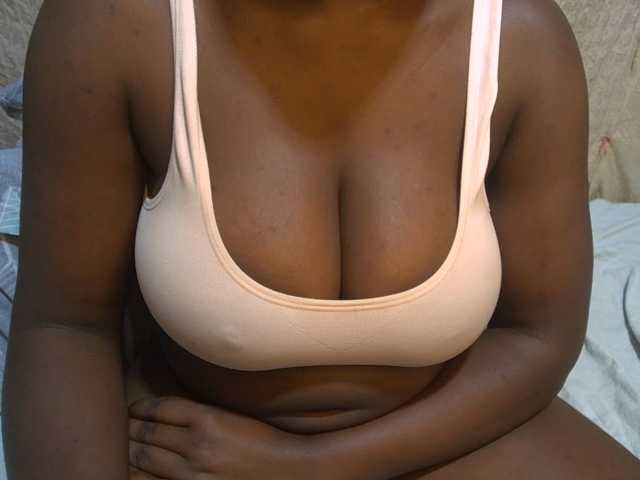 pretty-lioness live cam on BongaCams