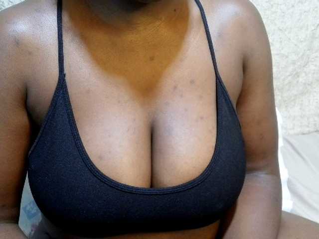 pretty-lioness live cam on BongaCams