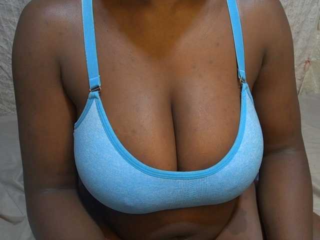 pretty-lioness live cam on BongaCams