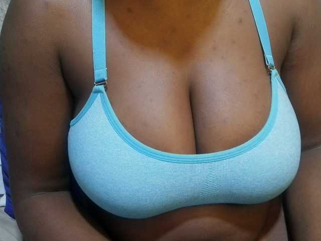 pretty-lioness live cam on BongaCams