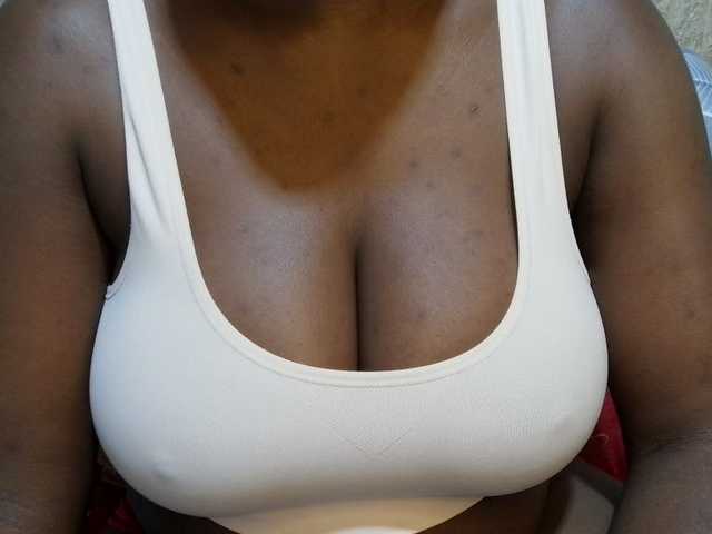 pretty-lioness live cam on BongaCams