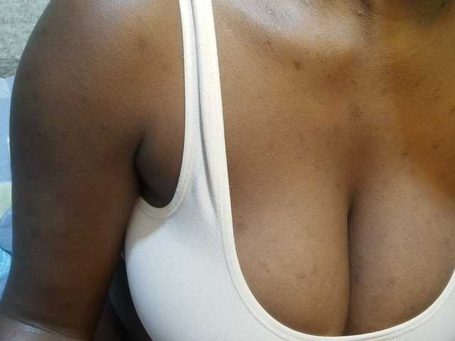 pretty-lioness live cam on BongaCams