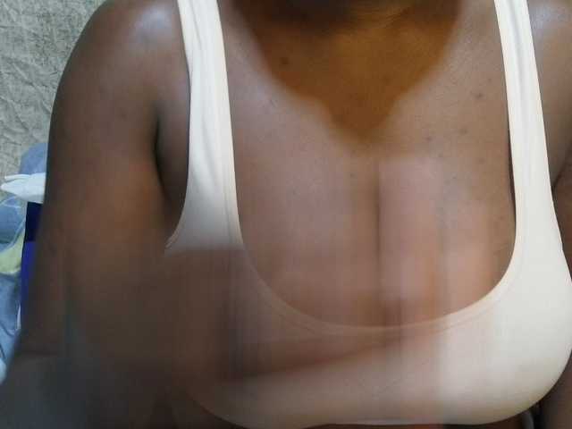 pretty-lioness live cam on BongaCams