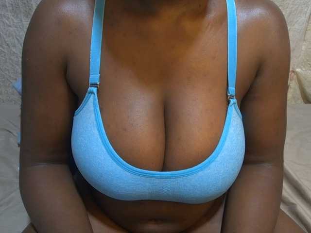 pretty-lioness live cam on BongaCams