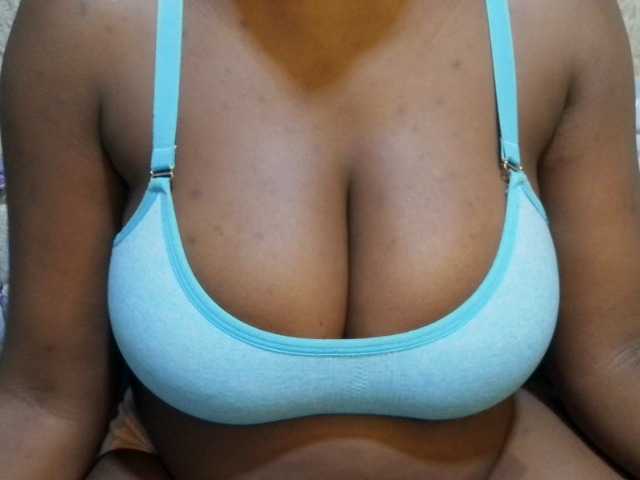 pretty-lioness live cam on BongaCams