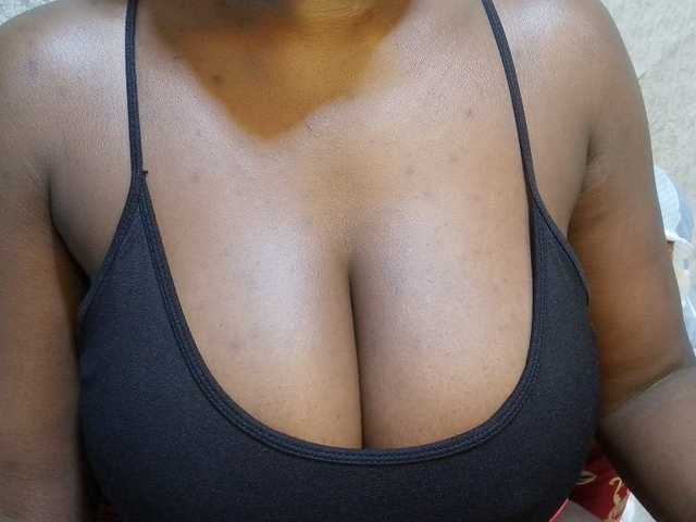 pretty-lioness live cam on BongaCams