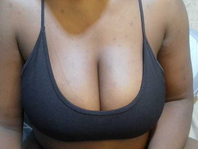 pretty-lioness live cam on BongaCams