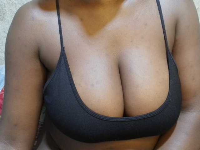 pretty-lioness live cam on BongaCams