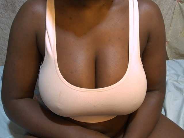 pretty-lioness webcam bongacams model stream image