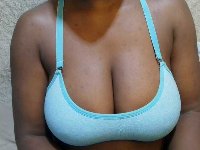 pretty-lioness live cam on BongaCams