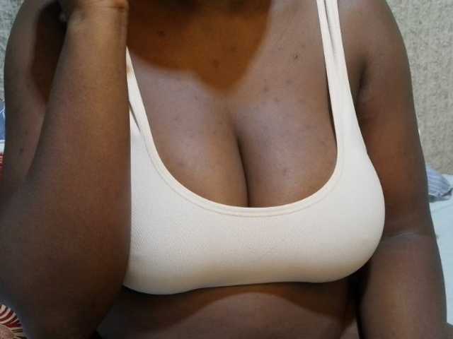 pretty-lioness live cam on BongaCams