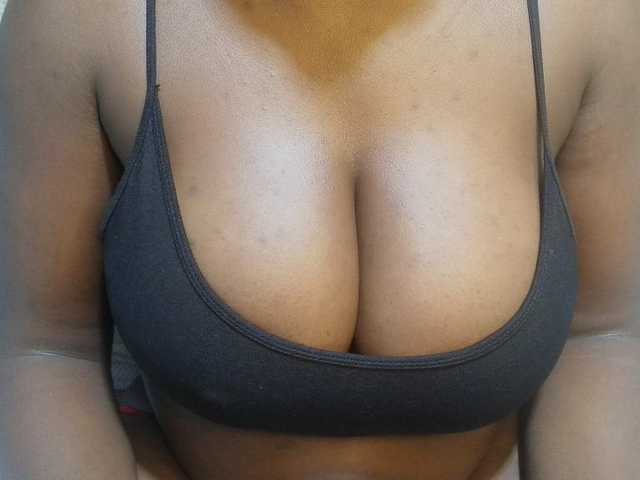 pretty-lioness live cam on BongaCams