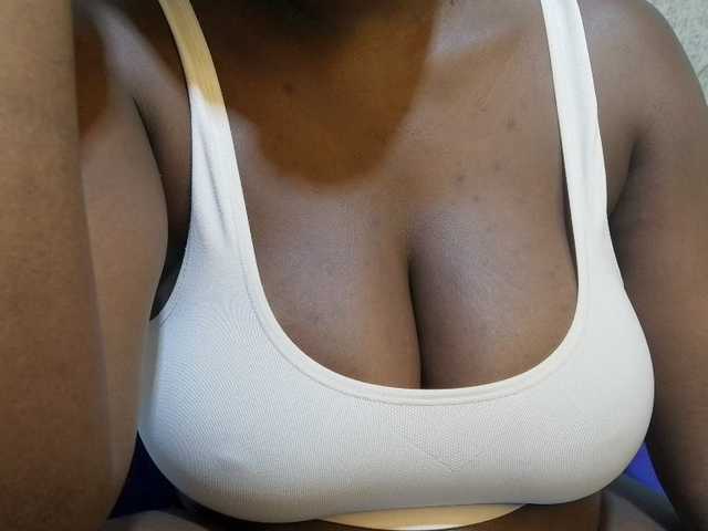 pretty-lioness live cam on BongaCams