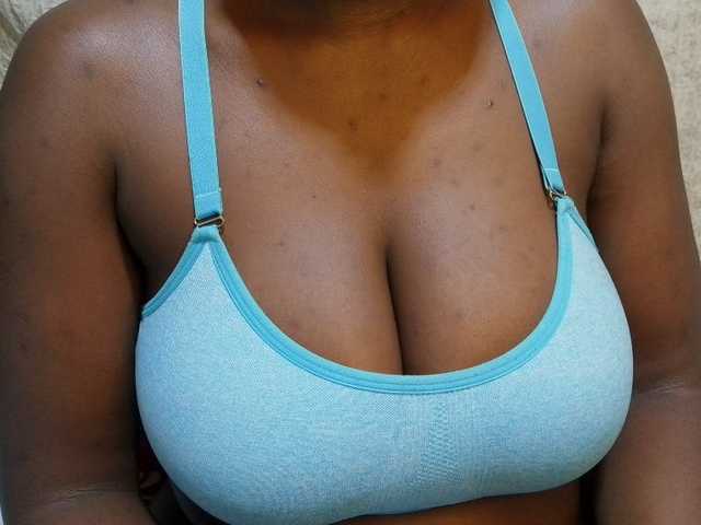 pretty-lioness live cam on BongaCams