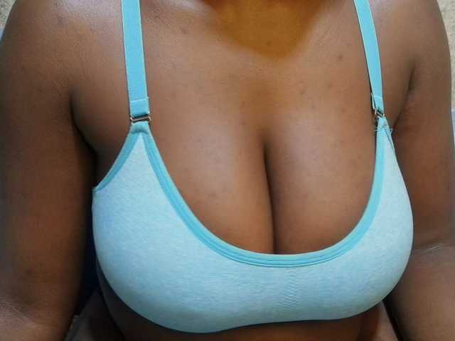 pretty-lioness live cam on BongaCams