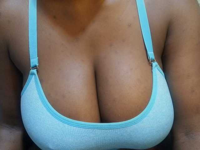 pretty-lioness live cam on BongaCams