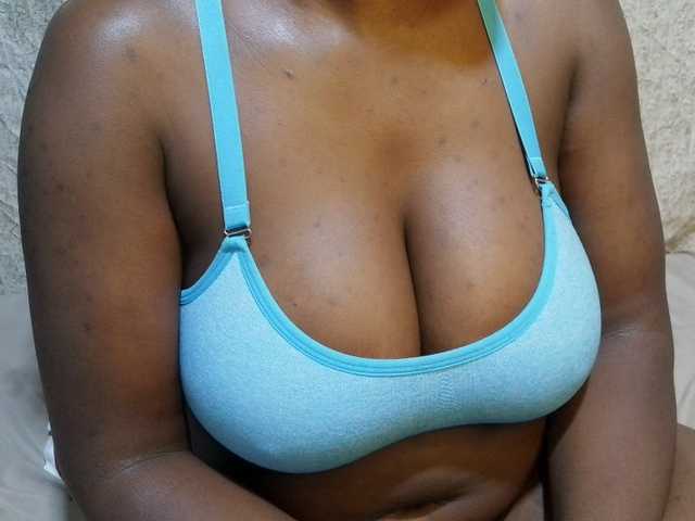 pretty-lioness live cam on BongaCams