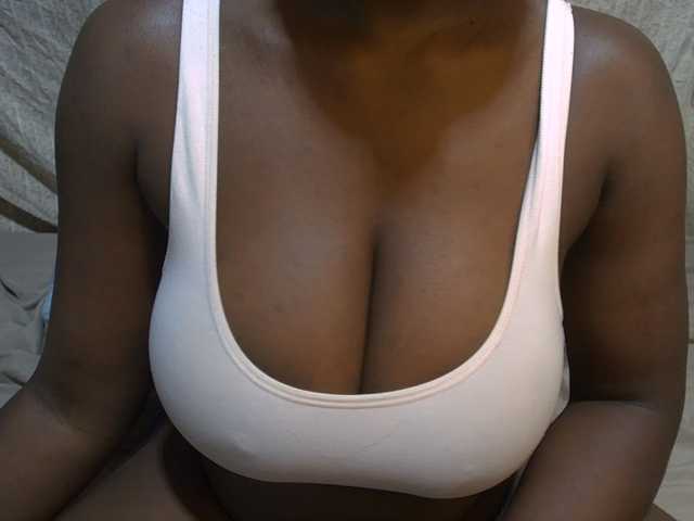 pretty-lioness live cam on BongaCams