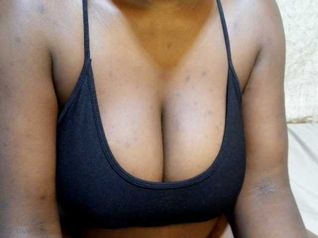 pretty-lioness live cam on BongaCams