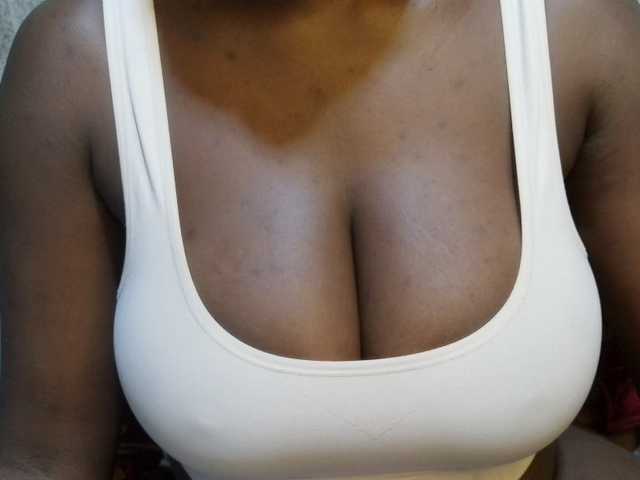 pretty-lioness live cam on BongaCams