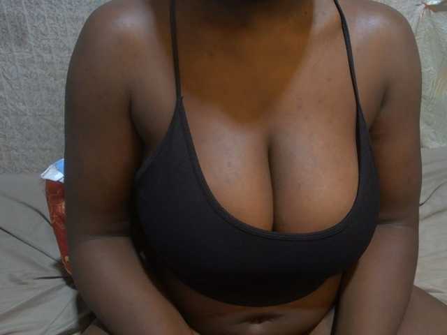 pretty-lioness live cam on BongaCams