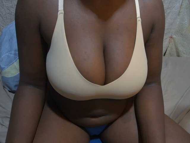 pretty-lioness live cam on BongaCams