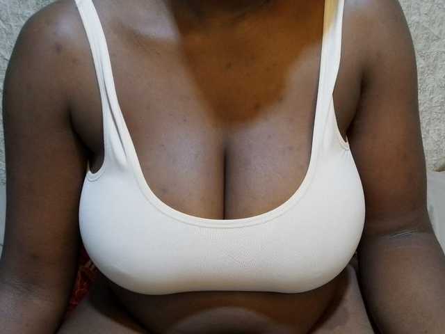 pretty-lioness live cam on BongaCams