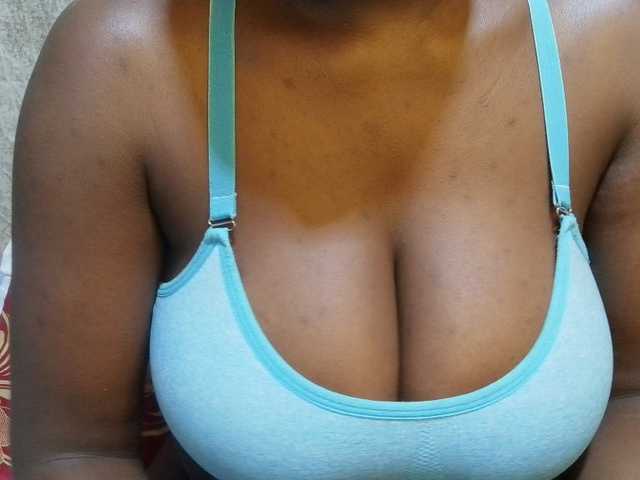 pretty-lioness live cam on BongaCams