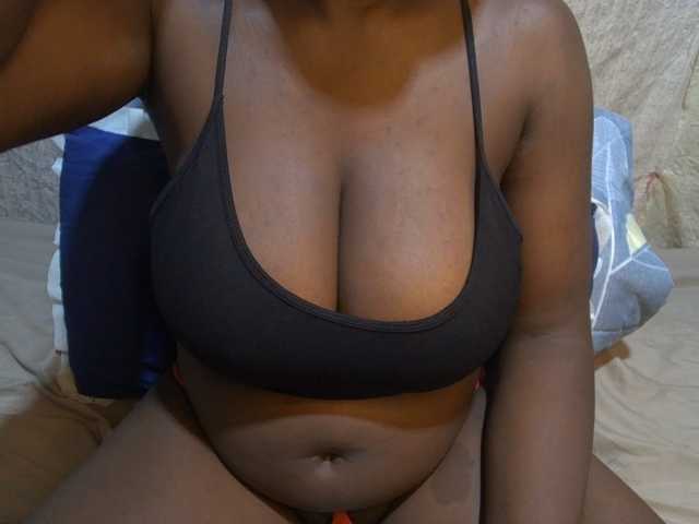 pretty-lioness live cam on BongaCams