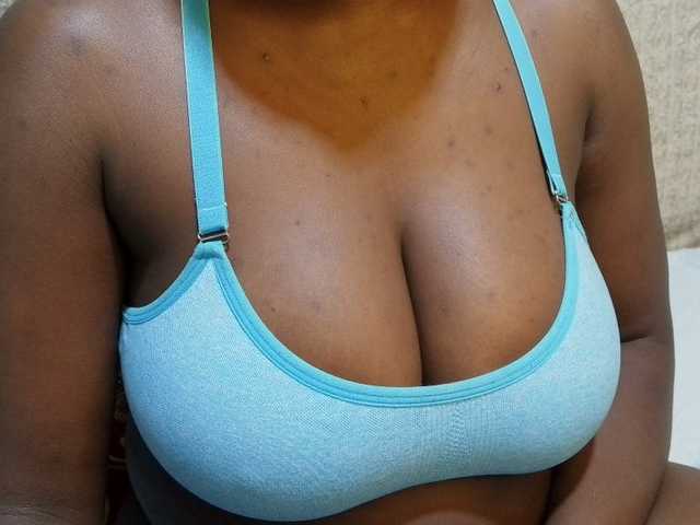 pretty-lioness live cam on BongaCams