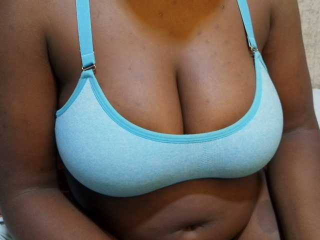 pretty-lioness live cam on BongaCams