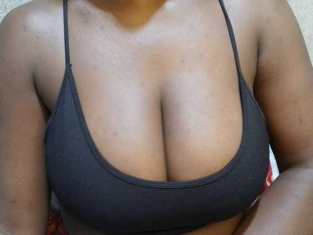 pretty-lioness live cam on BongaCams